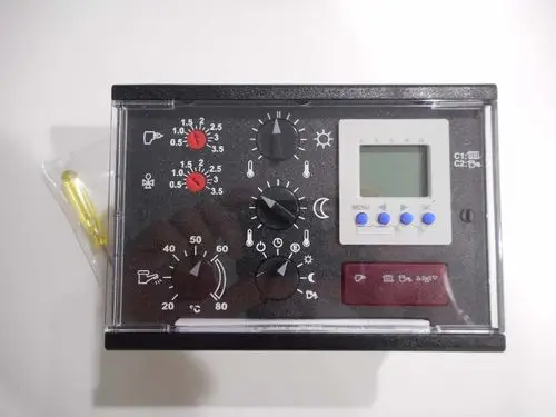 Bedienelement von Remeha mit mehreren Reglern sowie einem digitalen Display. Funktionen zur Temperatureinstellung und Betriebsmodi sichtbar. Gerät in klarer Bauform.